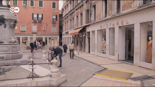 Z powodu pandemii Wenecja świeci pustkami. Mieszkańcy miasta zostają więc bez pracy.