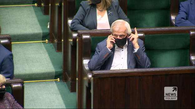 Wszystko wskazuje na to, że Ryszardowi Terleckiemu włos z głowy nie spadnie. A na pewno mało prawdopodobne jest, żeby stracił stanowisko wicemarszałka Sejmu z powodu wpisu na Twitterze o Swiatłanie Cichanouskiej. Chociaż Jarosław Gowin zadeklarował, że będzie domagał się wyjaśnień od Jarosława Kaczyńskiego, jak dowiedziała się Interia, Solidarna Polska nie poprze wniosku opozycji o odwołanie czołowego polityka PiS z zajmowanej funkcji.
Wicemarszałek Sejmu Ryszard Terlecki wywołał zamieszanie swoim wpisem na Twitterze.