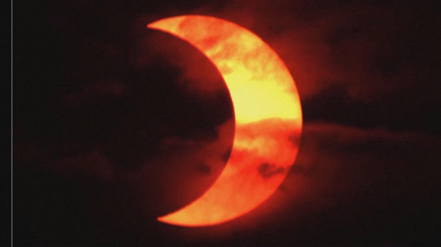 NASA pokazała materiał wideo z częściowego zaćmienia Słońca, zrealizowanego w czwartek rano nad północną Kanadą. Zaćmienie było widoczne na większości półkuli północnej.