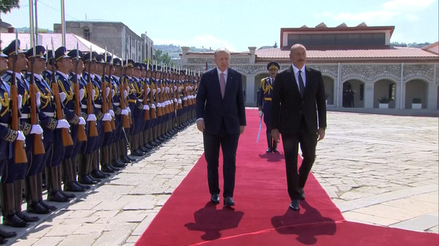 Prezydent Turcji Recep Tayyip Erdogan odwiedza miasto Shusha, które zostało odbite przez bliskiego sojusznika jego kraju, Azerbejdżan, podczas zeszłorocznego konfliktu z Armenią o region Górnego Karabachu. 