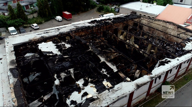 Ciało mężczyzny z raną postrzałową mieli odnaleźć strażacy w pogorzelisku w Chorzowie. W poniedziałek doszło tam do pożaru hali magazynowej i warsztatu samochodowego. Do akcji zadysponowano ogółem szesnaście zastępów straży pożarnej.