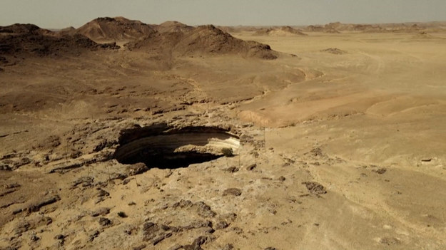 Otoczona tajemnicą i opowieściami o demonach Studnia Barhout na wschodzie Jemenu – znana jako "Studnia Piekła" – jest prawdziwym cudem natury. Do tego bardzo tajemniczym. Na pustyni w prowincji Al-Mahra w Jemenie znajduje się gigantyczna dziura. Ma 30 metrów szerokości i - prawdopodobnie - między 100 a 250 metrów głębokości. 


Więcej przeczytasz TUTAJ!