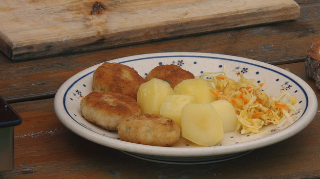 Wspólnie z Iplą, Olin Gutowski zaprasza na kulinarną podróż po rybnej Polsce. W tym odcinku Olin przygotuje kotlety rybne rodem z PRL.
