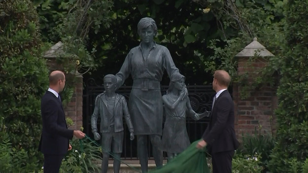Książęta William i Harry odsłonili pomnik w Kensington Palace Gardens. Przedstawia on ich zmarłą matkę, księżną Dianę. Uroczystość odbyła się w dniu, w którym miałaby 60. urodziny.