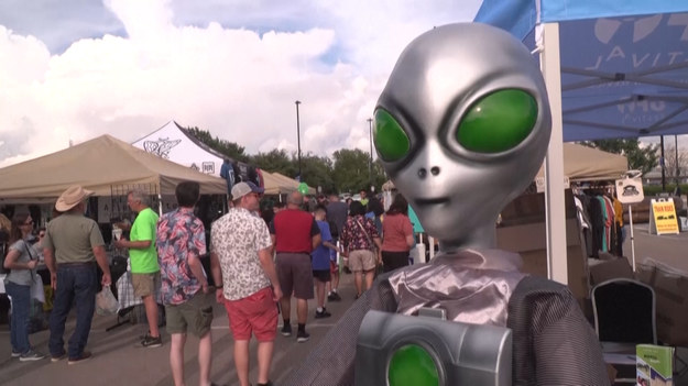 Ludzie w kostiumach zgromadzili się podczas festiwalu UFO i AlienFest w centrum Roswell w Nowym Meksyku, tydzień po tym, jak Kongres Stanów Zjednoczonych opublikował raport o UFO.Bardzo oczekiwany raport amerykańskiego wywiadu na temat dziesiątek tajemniczych niezidentyfikowanych obserwacji obiektów latających mówi, że większości z nich nie można wyjaśnić, ale nie wyklucza, że ​​niektóre z nich mogą być obcymi statkami kosmicznymi.