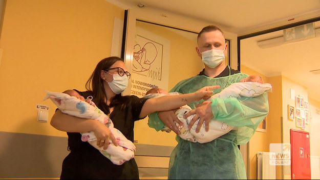 Statystyka jasno wskazuje - taki poród zdarza się raz na pół miliona. W Szczecinie 2 maja urodziły się trzy dziewczynki, które były wcześniakami. Lekarze jednogłośnie mówią, że był to bardzo ciężki poród, bo w 29. tygodniu ciąży i dzieci musiały spędzić więcej czasu w szpitalu. Dopiero dzisiaj mogły razem z rodzicami go opuścić. Radość jest ogromna, ale Nadia, Klara i Amelia są tak podobne do siebie, że nawet mama ma problem z odróżnianiem ich.