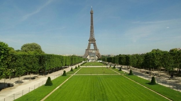 Stolica Francji może być ciekawym kierunkiem wakacyjnych wyjazdów. Sprawdź co warto zobaczyć w mieście europejskiej kultury i sztuki oraz zasmakować prawdziwego uroku Paryża.