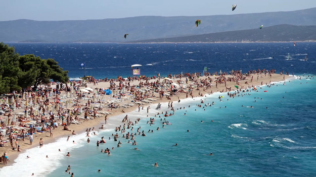Wakacje kojarzą się z odpoczynkiem na pięknej i piaszczystej plaży, z opalaniem i pływaniem w morzu lub oceanie.
Nie wszędzie możemy w obecnych czasach pojechać, ale gdy znowu wróci normalność, to warto się wybrać na wybrzeże w celu zregenerowania sił.
Dzisiaj przedstawiamy najpiękniejsze plaże w Europie.
Zlatni Rat jest najpopularniejszą plażą w Chorwacji. Znajduje się na wyspie Brač.
Jej nazwa po polsku znaczy „Złoty Róg”. Swoją popularność plaża zawdzięcza właśnie kształtowi przypominającemu róg. Kształt plaży jest zależny od kierunku wiatru i fal. Z powodu silnych wiatrów jest ceniona przez surferów i narciarzy wodnych. 
