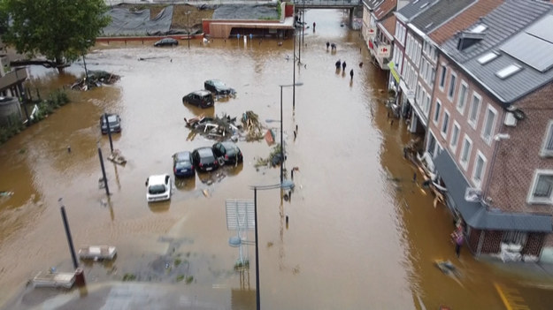 "Najgorsza powódź w Belgii, jaką kraj kiedykolwiek widział" - powiedział w piątek belgijski premier Alexander De Croo, ogłaszając 20 lipca dniem żałoby narodowej.„Są to bardzo wyjątkowe okoliczności, bez precedensu w naszym kraju” – dodał.Minister spraw wewnętrznych Annelies Verlinden powiedziała, że ​​liczba ofiar śmiertelnych powodzi wzrosła do 20 osób, a około 20 uważa się za zaginione.Wcześniejsze doniesienia medialne mówiły o 23 ofiarach śmiertelnych.
Do tej pory ponad 120 osób zginęło w powodziach, które spustoszyły duże obszary Niemiec, Belgii, Luksemburga i Holandii.W Belgii wody zaczęły się cofać. Również ustały ulewne deszcze. Obecnie nadal tysiące ratowników pracuje.De Croo powiedział, że we wtorek flagi będą wywieszone w połowie masztu, a minuta ciszy odbędzie się w samo południe.
arp/dc/jv