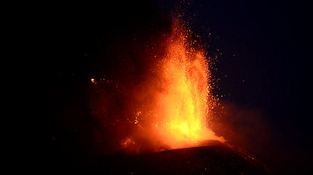 Włoska Etna przypomniała o sobie kolejną aktywnością. Wulkan wybuchł o 1:30 miejscowego czasu. Huk obudził mieszkańców pobliskich miejscowości. Chmura popiołów skierowała się w stronę południowo-wschodnią, robiąc największe szkody w mieście Zafferana. To już 51 erupcja Etny w tym roku.