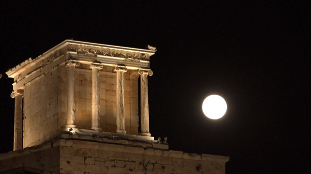 Choć to nie noc muzeów, to zwiedzać można było również po zachodzie słońca. Grecki Akropol przeżywał ostatnio turystyczne oblężenie. Wszystko przez ostatnią tego lata pełnię księżyca. Specjalnie na tę okazję wydłużono godziny otwarcia. Z wieczornego zwiedzania korzystali zarówno goście zza granicy, jak i rodowici Grecy.