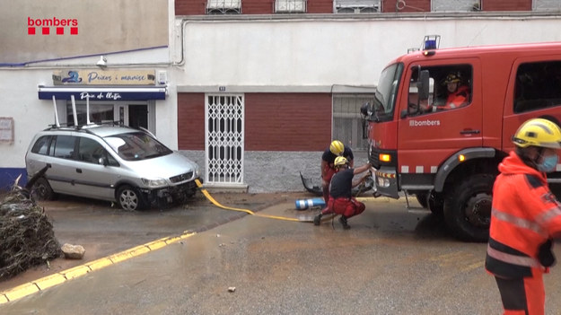 Nagrania walczących ze skutkami żywiołu strażaków docierają ze wschodniej Hiszpanii. Intensywne deszcze spowodowały lokalne podtopienia. Najbardziej ucierpiało miasto Alcanar, położone ok. 200 km na południe od Barcelony. Służby porządkowe porządkują ulice, ściągając m.in. porwane przez wodę samochody.