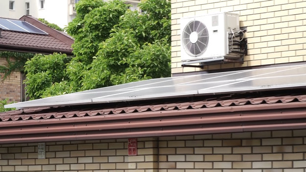 W Polsce gwałtownie przybywa instalacji fotowoltaicznych. W maju tego roku powstało ich aż 29,5 tys., a moc zainstalowana sięga już 5 GW. To m.in. efekty rządowych programów, które mają na celu zwiększenie efektywności energetycznej budynków i osiągnięcie neutralności klimatycznej. Na montaż paneli na dachach decyduje się wielu właścicieli domów jednorodzinnych, tymczasem poziom wymaganych przepisami zabezpieczeń przeciwpożarowych od lat pozostaje w ich przypadku niezmieniony. Dlatego eksperci Stowarzyszenia na rzecz bezpieczeństwa pożarowego NIzO (Nie Igraj z Ogniem) alarmują: – Jak każda instalacja elektryczna fotowoltaika może stać się źródłem pożarów, do których przyczyniają się również np. błędy instalacyjne czy brak serwisowania. Między innymi dlatego warto zadbać o odpowiednie zabezpieczenia dachów i poddaszy.