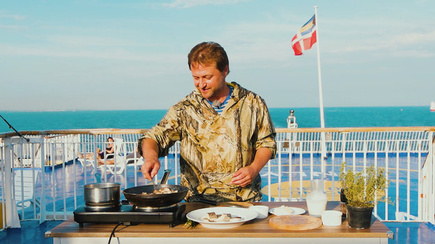 Olin Gutowski, doświadczony wędkarz, z wykształcenia aktor, wędkujący od 4. roku życia. Jest pasjonatem kulinarnym ,posiadającym nietuzinkową wiedzę na temat potraw z ryb. Wspólnie z Polsat GO zaprasza na kulinarną podróż po rybnej Polsce. W tym odcinku Olin przygotuje szczupaka - borowika.