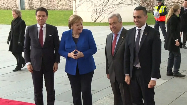 Dłonie złączone w kształt rombu precyzyjnie na wysokości brzucha. Gest, który stał się jednym z najbardziej rozpoznawalnych na świecie należy do Angeli Merkel. Niemiecka kanclerz wypromowała go do tego stopnia, że według niektórych, jest on tak popularny, jak ona sama.
Podobno gest rombu pierwszy raz zaistniał już w 2002 roku. W trakcie sesji zdjęciowej Angela Merkel, wówczas jeszcze przewodnicząca CDU nie wiedziała, co zrobić z dłońmi. Polityk dodaje jeszcze jedno wyjaśnienie. Według niej chodzi także o umiłowanie symetrii. Na temat głębszego znaczenia od dawna zastanawiają się eksperci.

