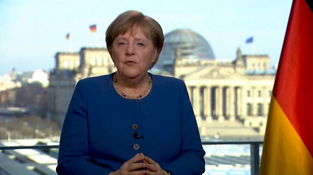 Szesnaście lat rządów i wiodąca rola w polityce Niemiec i całej Europy. Angela Merkel kończy swoje urzędowanie jako kanclerz Niemiec. My przyglądamy się trzem najważniejszym decyzjom politycznym pani kanclerz i trójce ludzi, którym zmieniły życie.
Konstantina Kouneva, sprzątaczka walcząca o prawa kolegów i koleżanek po fachu, pewnie nigdy nie zdecydowałaby się na kandydowanie do Parlamentu Europejskiego, gdyby nie bolesne doświadczenia Grecji w trakcie europejskiego kryzysu zadłużenia. Wielu jej krajanom ten okres kojarzy się jak najgorzej, a winą obarczają Angelę Merkel.