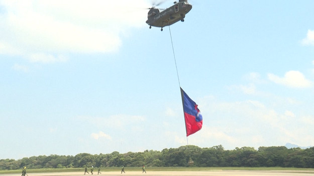 Tajwańczycy przygotowują się do świętowania Dnia Narodu. Na 10 października, dzień, w którym przypada święto, zaplanowano m.in. paradę wojskową. W jej trakcie przelotu nad pałacem prezydenckim ma dokonać wojskowy helikopter z podwieszoną flagą. Flagą niemałą, bo mierzącą aż 18x12 metrów! Zobaczcie, jak wyglądają przygotowania do operacji.
