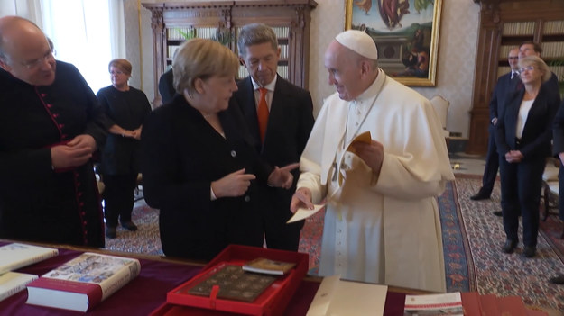 Papież Franciszek spotkał się w Watykanie z kanclerz Angelą Merkel. Po południu kanclerz Niemiec, wraz z papieżem i innymi przywódcami religijnymi, weźmie udział w modlitwie o pokój, zorganizowanej przez wspólnotę Sant’Egidio w pobliżu rzymskiego Koloseum.