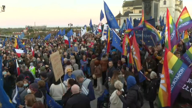 Tłumy zbierają się w Warszawie, by bronić członkostwa ich kraju w UE, po tym jak Trybunał Konstytucyjny wydał w zeszłym tygodniu wyrok przeciwko pierwszeństwu prawa unijnego nad prawem krajowym.