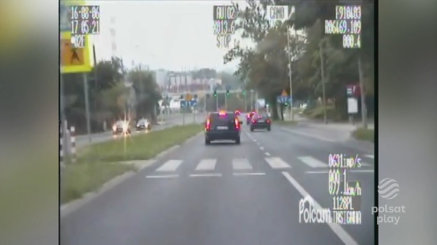Kierowca BMW został zatrzymany przez policjantów z nieoznakowanego radiowozu. Funkcjonariusze przedstawili kierującemu nagranie z wideorejestratora, z którego wynikało, że ten jechał ponad 90km/h przy ograniczeniu prędkości do 50km/h. Nagranie, które zaprezentowali policjanci wzbudziło jednak poważne wątpliwości kierowcy, który mandatu nie przyjął, a wyrok sądu przyznał mu rację.

(Fragment programu "Emil pogromca mandatów")