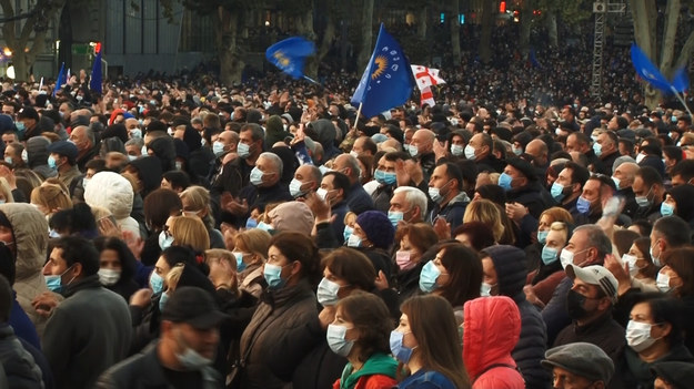 Prezydent Gruzji w latach 2004-2013, Saakaszwili, został aresztowany i osadzony w więzieniu 1 października po tym, jak potajemnie wrócił z emigracji na Ukrainie, co skłoniło dziesiątki tysięcy ludzi do zgromadzenia się w Tbilisi, domagając się jego uwolnienia.Były prezydent prowadzi strajk głodowy od prawie czterech tygodni, aby zaprotestować przeciwko temu, co nazywa politycznie umotywowanym oskarżeniem. Lekarze wyrazili zaniepokojenie ryzykiem nieodwracalnego uszczerbku na jego zdrowiu.