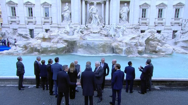 Liderzy G20, w tym francuski Emmanuel Macron, niemiecka Angela Merkel i brytyjski Boris Johnson, w Rzymie zapozowali na szczycie do zdjęć przed słynną na całym świecie Fontanną di Trevi, a później tradycyjnie wrzucili monety do wody.