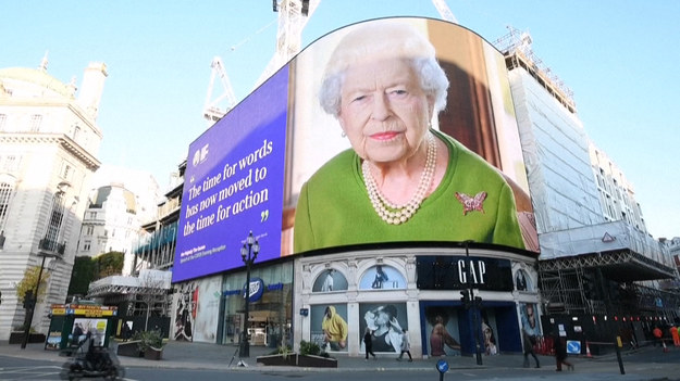 Fragment przesłania królowej Elżbiety II do światowych przywódców zgromadzonych na szczycie COP26 został umieszczony na wielkim ekranie reklamowym na Piccadilly Circus w Londynie. Dojeżdżający do pracy mogą przeczytać cytat, w którym królowa stwierdza, że "czas na słowa zmienił się w czas na działania". 


Królowa Elżbieta nie wzięła udziału w szczycie w Glasgow za radą swoich lekarzy. Reprezentował ją książę Karol, który w poniedziałek z pasją przemawiał do światowych przywódców.