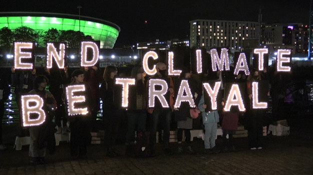 Aktywiści klimatyczni czuwają nad brzegiem rzeki Clyde, wzywając przywódców do „zakończenia zdrady klimatycznej”. W Glasgow trwa Światowy Szczyt Przywódców COP26. Konferencja klimatyczna Organizacji Narodów Zjednoczonych organizowana jest od 1995 roku.