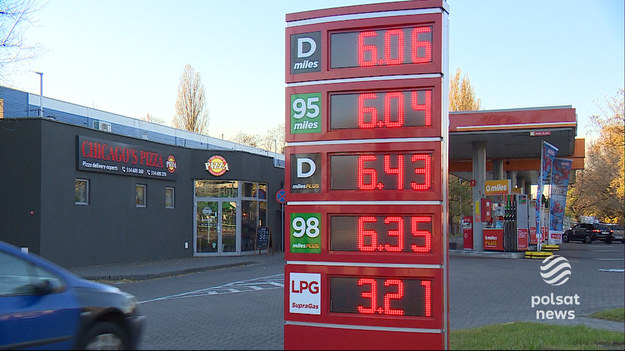  Myślę, że na wielu stacjach ceny przebijające 6 złotych staną się niestety codziennością – powiedział w "Nowym Dniu z Polsat News" Jakub Bogucki, analityk rynku paliw z e-petrol.pl. Przypomniał, że na cenę paliwa składa się wiele różnych czynników.