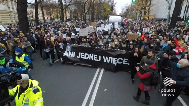 Tłumy na ulicach polskich miast, a na transparentach hasło "Ani jednej więcej". Marsze zorganizowano po śmierci trzydziestoletniej, ciężarnej Izy. Rodzina obwinia lekarzy, którzy mieli zwlekać z rozwiązaniem ciąży przez wyrok Trybunału Konstytucyjnego. Minister zdrowia obiecał konkretne wytyczne dla medyków, ale dla protestujących dziś kobiet to za mało by mogły czuć się bezpiecznie.Materiał dla "Wydarzeń" przygotowała Anna Krawczyk-Szot. 