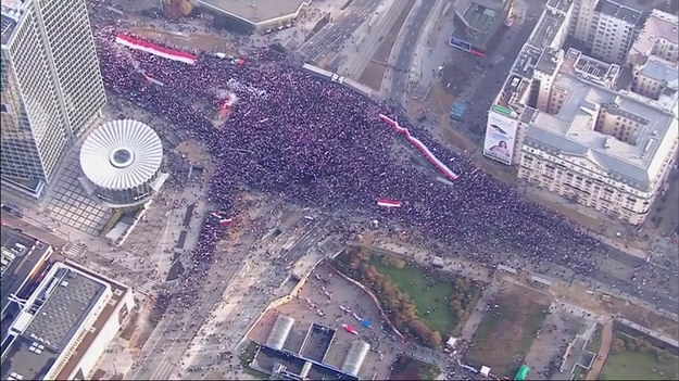 W Marszu Niepodległości bierze udział ponad 100 tys. osób - wynika z informacji przekazanych przez organizatorów. Szef PO Donald Tusk skomentował wideo, na którym uczestnicy pochodu palą plakat z jego podobizną. Zobacz relację reporterów Polsat News.