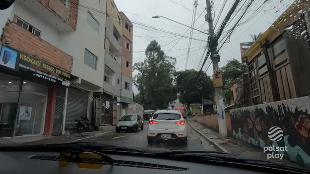 Paraisópolis to jedna z największych faweli w Sao Paulo w Brazylii. Co ciekawe, na oficjalnych mapach te budynki nie istnieją. W ich miejscu jest zaznaczone miejsce do zagospodarowania, a same budowle to istna samowolka budowlana. Niestety to miejsce też jest naznaczone niezliczonymi przestępstwami. Dlatego przejeżdżając przez nie, dobrze jest mieć zamknięty samochód oraz… kuloodporne szyby. Fragment programu „Polacy za granicą”, emitowany na antenie Polsat Play. 