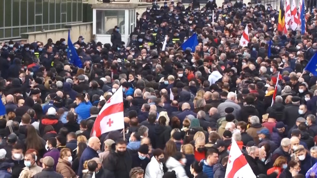 Tysiące zwolenników uwięzionego lidera opozycji i byłego prezydenta Gruzji Micheila Saakaszwilego zgromadziło się przed sądem w stolicy Tbilisi, machając flagami Gruzji i Unii Europejskiej. Tłum również skandował jego imię.