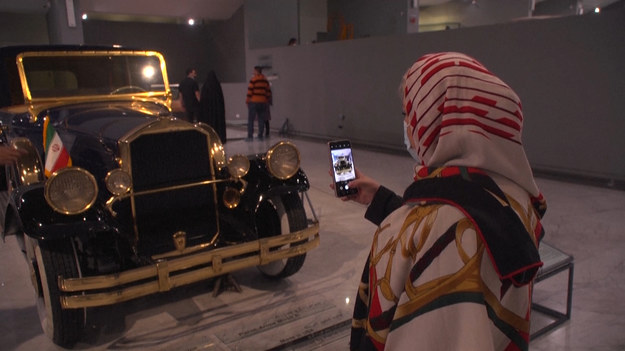 Zanim została wyparta przez rewolucję islamską w 1979 roku, irańska rodzina królewska cieszyła się wystawnym stylem życia, z zamiłowaniem do szybkich samochodów, zupełnie niepodobnych do tych, jakie kiedykolwiek zbudowano. Teraz, po pół wieku w ukryciu, królewskie eksponaty znów pojawiają się na wystawie, a Iran Historical Car Museum przyciąga tysiące zwiedzających, odkąd muzeum zostało otwarte dla publiczności w ostatnich tygodniach.