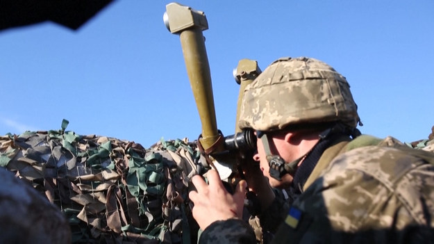 Żołnierze znajdują się w okopach we wschodniej części Ukrainy. W ostanich dniach napięcie między Ukrainą, a Rosją narasta. Na linii frontu, w obwodzie donieckim, wojska ukraińskie mówią, że są gotowe odeprzeć każdy rosyjski atak.
„Nasze zadanie jest proste: nie wpuścić wroga do naszego kraju” – mówi wprost żołnierz Andrij. Żołnierze obserwują pozycję wroga i są regularnie odwiedzani przez kapelana wojskowego.