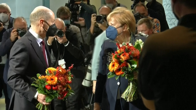 Była kanclerz skończyła swoje 16 lat bycia czołową niemiecką polityk. Angela Merkel uczestniczyła, w środę, w ceremonii przekazania władzy socjaldemokracie Olafowi Scholzowi, który został wybrany przez Bundestag na nowego kanclerza.