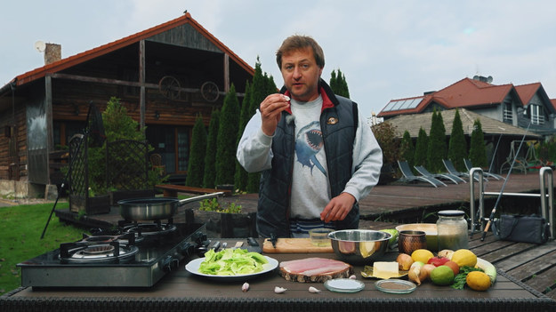 Olin Gutowski, doświadczony wędkarz, z wykształcenia aktor, wędkujący od 4 roku życia. Jest pasjonatem kulinarnym ,posiadającym nietuzinkową wiedzę na temat potraw z ryb. Wspólnie z Iplą zaprasza na kulinarną podróż po rybnej Polsce. W tym odcinku Olin przygotuje okoń w panierce piwnej.