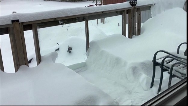Mieszkańców kanadyjskiej prowincji Ontario dotknęły wyjątkowo obfite, nawet jak na Kanadę, opady śniegu. Jeden z mieszkańców przedmieść Ottawy postanowił sfilmować proces zasypywania jego balkonu.