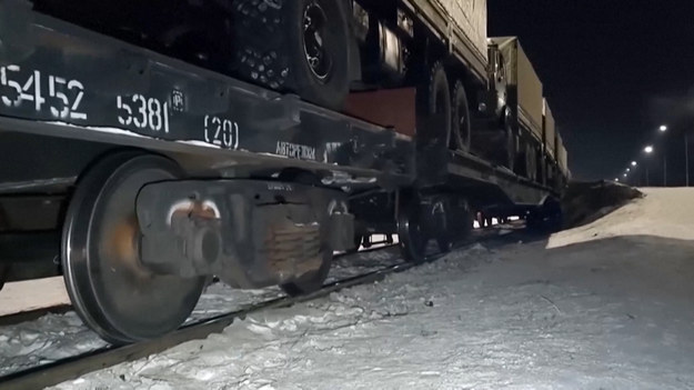 Opublikowane przez rosyjskie Ministerstwo Obrony wideo ukazuje transport kolejowy ciężarówek wojskowych. Według resortu jednostki wojskowe z oddziałami i sprzętem z okręgu wschodniego są przenoszone na Białoruś w celu udziału w „bieżących działaniach”.