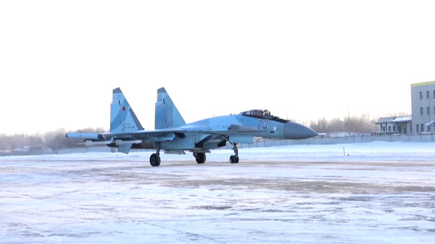 Rosyjskie Ministerstwo Obrony opublikowało materiały wideo pokazujące samoloty SU-35. Startują one z rosyjskiego lotniska na Białoruś celem wspólnych ćwiczeń wojskowych.