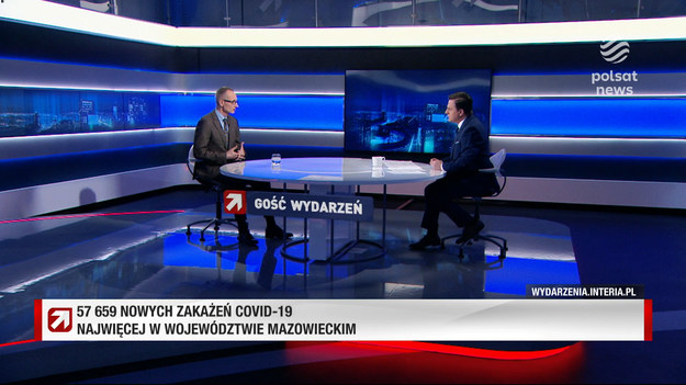 Prof. Gielerak zapytany przez Bogdana Rymanowskiego, czy z Omikronem nie lepiej zaprzyjaźnić się, niż z nim walczyć, odpowiedział, że "obiektywna odpowiedź możliwa będzie za 7-10 dni". Wtedy może dojść do zwyżki hospitalizacji wynikłej z niedawnego zwiększenia liczby zakażeń. - Jeśli do niej nie dojdzie, oznacza to, że Omikron jest znacznie łagodniejszy - powiedział Gielerak. Wskazał też, że zwłaszcza w społeczeństwach wysoko wyszczepionych trzecią dawką wysoka liczba zakażeń nie pokrywa się z "twardymi punktami", jakimi są hospitalizacje i zgony.Zdaniem dyrektora WIM jednym z elementów, co do których musimy podjąć decyzję, jest izolacja bezobjawowych chorych. - To jest jeden z tych elementów, który musimy jasno sobie określić. Amerykanie kilka dni temu publicznie przyjęli strategię: całkowicie żegnamy strategię zero covid. To niemożliwe, by zwalczyć chorobę zakaźną, jeśli nie mamy możliwości czy to przez zakażenie, czy przez szczepienie, uzyskania długofalowej odporności. Musimy uznać, że wirus będzie z nami, ale przedefiniować kryteria zdrowia publicznego - powiedział.Fragment programu "Gość Wydarzeń", emitowanego na antenie Polsat News.