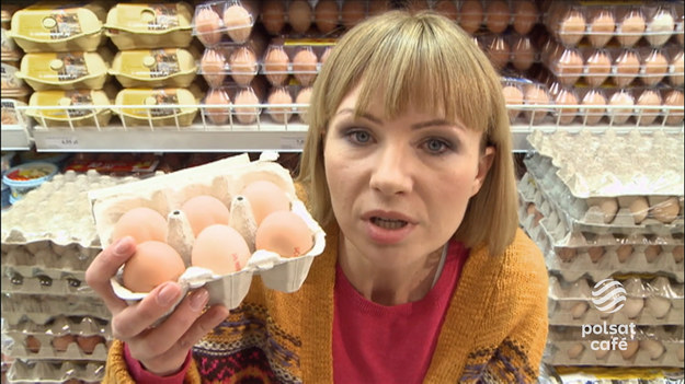 Anna Guzik przyjrzała się tym razem jajkom. Jaki kolor skorupki skłania nas do kupienia jaj? Okazało się, że kolor jajka zależy od rasy kury. A czy rozmiar jajka ma znaczenie? W tym wideo dowiedzie się wszystkiego o kurzych jajach. 