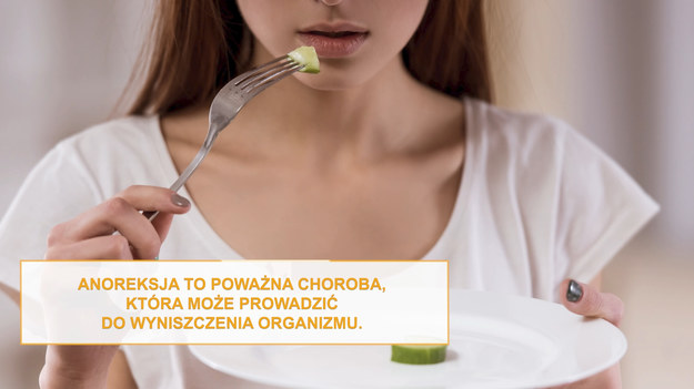 Anoreksja to poważna choroba, która może prowadzić do wyniszczenia organizmu. Chorzy podejmują patologiczne działania, aby się odchudzić. Drastycznie ograniczają jedzenie i decydują się na wyczerpujące treningi. Szacuje się, że nawet 10% wszystkich przypadków anoreksji może kończyć się zgonem.Anoreksja to zaburzenie psychiczne polegające na niechęci do jedzenia. Anoreksja znacznie częściej występuje u kobiet. Chore osoby mają zaburzoną wizję własnego ciała i postrzegają je jako zbyt grube. Aby zmniejszyć masę ciała skrajnie ograniczają ilość spożywanego jedzenia, co skutkuje zwykle drastycznym spadkiem wagi. Choroba wyniszcza organizm i może mieć bardzo poważne skutki zdrowotne.
CZYTAJ WIĘCEJ 


