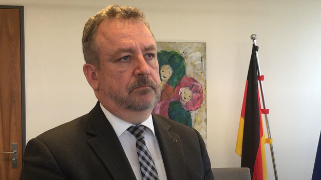 Bernd Fabritius, pełnomocnik rządu Niemiec ds. mniejszości, krytykuje działania rządu PiS wymierzone w mniejszość niemiecką w Polsce. - Uważam rozporządzenie ministra Czarnka za bardzo, bardzo poważny błąd - mówi.
