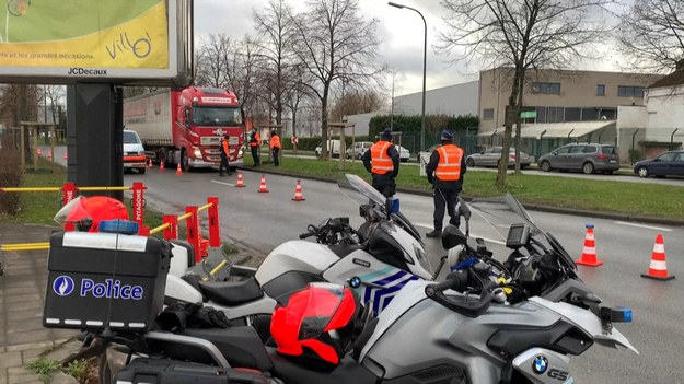 Belgijska policja monitoruje ruch na punkcie kontrolnym, aby powstrzymać konwój protestacyjny w stylu kanadyjskim, który jest manifestacją przeciwko przepisom dot. Covid-19, który chce dotrzeć do Brukseli. Demonstranci w samozwańczym „konwoju wolności” próbują udać się na północ, do siedziby Unii Europejskiej, wbrew belgijskiemu zakazowi. Wydany on został po weekendowej próbie zablokowania ruchu we Francji.