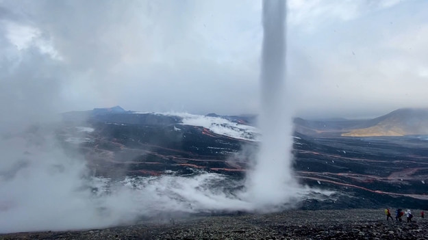 Pewnemu fotografowi udało się nagrać spektakularny wir powietrzny. Akcja miała miejsce w pobliżu islandzkiego wulkanu Fagradalsfjall. Zobaczcie
