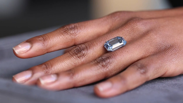 Na aukcję trafił rekordowy błękitny diament - spodziewana cena to blisko 50 milionów dolarów.