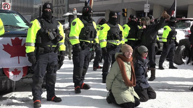 Kanadyjska policja stara się usunąć demonstrację kierowaną przez kierowców ciężarówek przeciwko zasadom Covid-19. Aresztowano 70 osób i odholowano dziesiątki pojazdów, które od trzech tygodni blokują ulice kanadyjskiej stolicy.