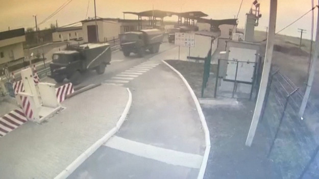 Wideo z kamer przemysłowych opublikowane przez ukraińską Straż Graniczną pokazuje transport rosyjskiego sprzętu wojskowego przez granicę Krymu.

W tym samym czasie wojska rosyjskie na rozkaz Władimira Putina rozpoczęły ataki na pozycje obronne Ukraińców.