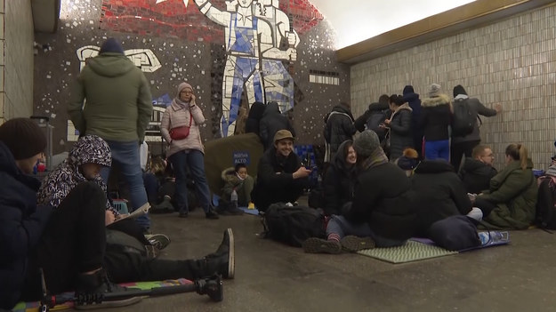 Przerażeni, że Rosja może w każdej chwili zaatakować stolicę, wielu Ukraińców pod koniec czwartku schroniło się głęboko pod ziemią, w kijowskim metrze.W ciągu godziny po zmroku stacje metra były pełne rodzin i dzieci, rozmawiających, bawiących się i jedzących obiad.Ludzie przywieźli ze sobą własne śpiwory i koce, psy i krzyżówki, wszystko w nadziei na złagodzenie długiej nocy.